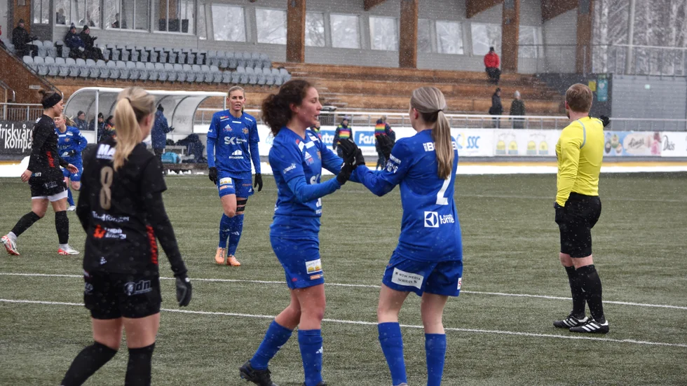 Andrea De Miguel Villar och Klara Lindbäck firar den förstnämndes 2–0-mål mot Luleå.