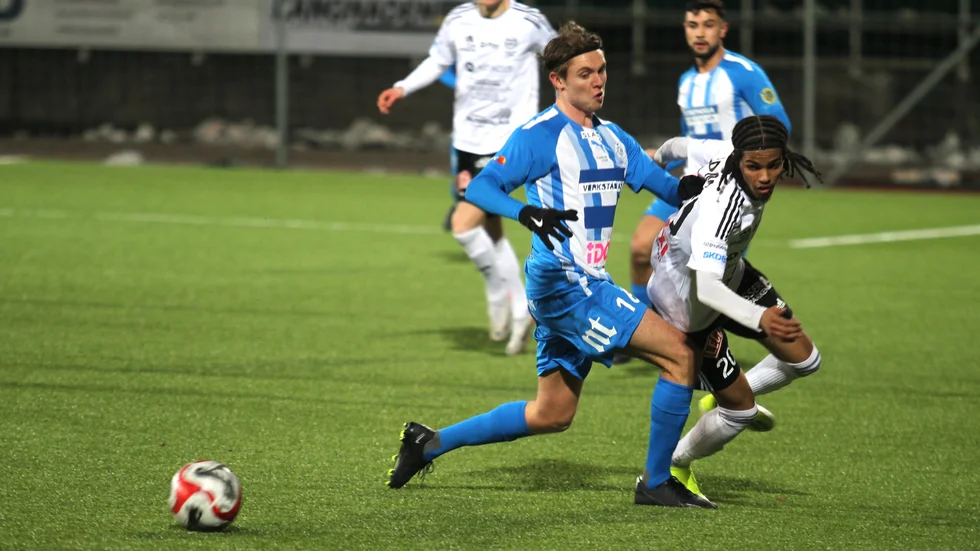 Motala AIF:s unge Abduwahab Adam, 18 år, fick chansen från start i division 2-premiären borta mot Kongahälla. Maif vägde lätt i matchen och förlorade stort mot ett Kongahälla som spelade mer distrinkt och kraftfullt.