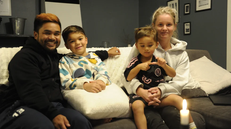 Familjen Öijvall/Andersson, hemma i vardagsrumssoffan igen: Lucas, Leo, Olle och Mathilda. Upplevelserna under halvåret på Filippinerna kan de berätta om länge. 