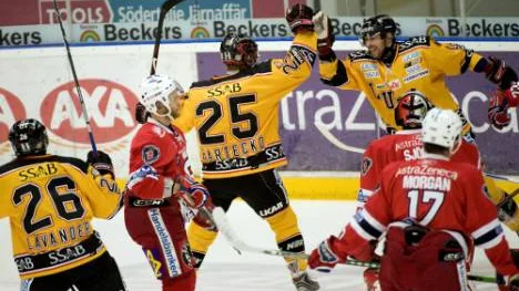 Jaaa...där satt den. Lubos Bartecko, Martin Chabada och Mats Lavander jublar efter Luleås första mål som slovaken Bartecko satte. Luleå vann till slut med 2-1 och tog tre viktiga poäng.
