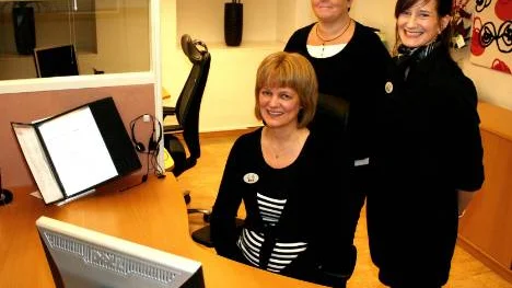 Skatteverkets och Försäkringskassans gemensamma servicekontor i Kiruna har öppnats. Handläggaren Berit Pahtajärvi (sittande), kontorschefen Anki Backman och handläggaren Ellinor Olofsson firade invigningen  i går.FOTO: Alexander Linder