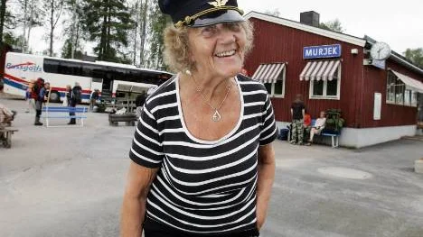 Ann-Mari Rönnqvist och andra Murjeksbor som slagit vakt om sin järnvägsstation, kan ta morgontåget till Luleå också i fortsättningen sedan Rikstrafiken ingripit mot SJ:s indragningsplaner.FOTO: Göran Ström