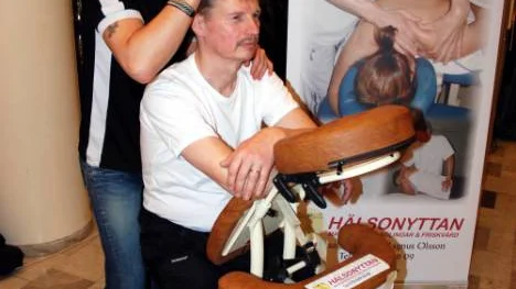 Bertil Johansson får behandling för sin stela nacke av massören Magnus Olsson. " Visst gör det omt men det känns bra efteråt", säger Johansson om behandlingen. FOTO: LENA LEFFLER