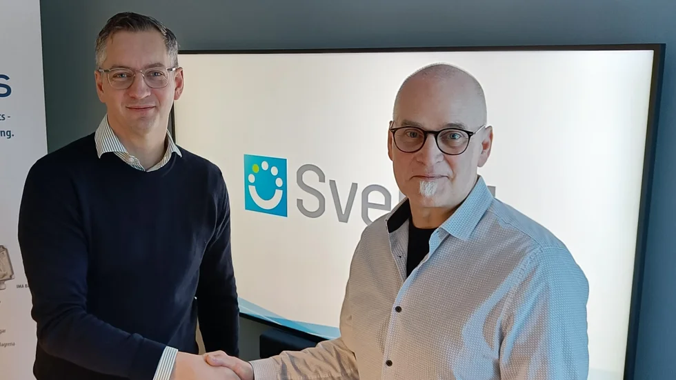 Fredrik Stjernholm, Vd för Sverull ElektroDynamo AB, skakar hand med Mikael Wiktorsson. Indistrikoncernens köp av Mariannelunds Maskin och Rep. Verkstad blev klart 3 april.