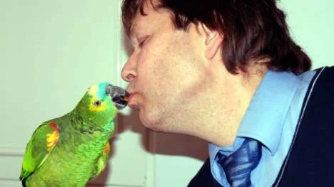 "Puss på dig, bjuder du på nå gott."  När man blir räddad ur en gran efter drygt två dygns vistelse ute i kylan får Charlie vad han vill av husse Ingemar Isaksson. FOTO: Lena Tegström