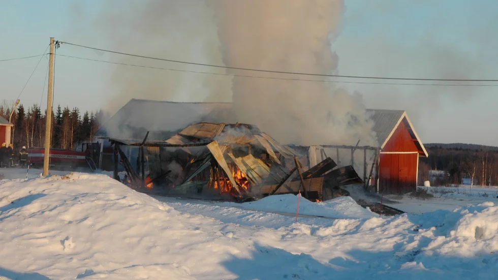 En kombinerad garage-och verkstadsbyggnad förstördes igår vid en brand i Kärrbäck.                                                                                                                                                                        FOTO: linda danhall