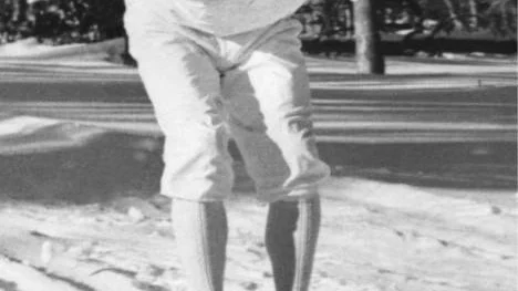 Sixten Jernberg i sin typiska toppluva. Den här bilden togs 1956.