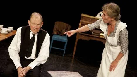 Björns Gustafson och Berit Carlberg gestaltar kärleksparets vedermödor i Mobergs "Änkeman Jarl". Foto: Martin Skoog
