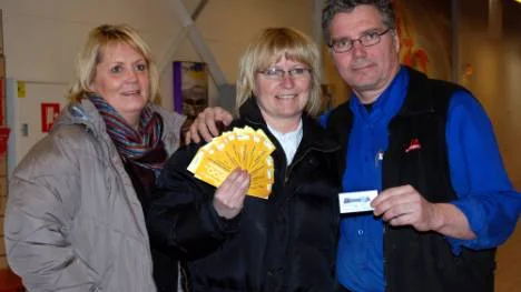 Toril Johansen, Svensk handel, Mariann Aasa med guldvinsten och P-A Hans-son, butikschef.     FOTO: Lena Tegström