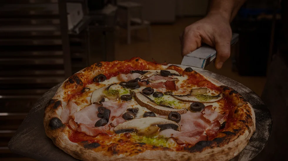 Ibland är det pizzabuffé på Almviks Mathantverk.