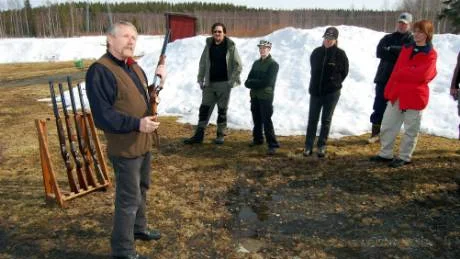 Janne Lindgren, erfaren jägare,  visade hur man ska handskas med geväret för att  det ska kännas säkert för omgivningen. Hans råd var att bryta upp vapnet så att inte patronerna avfyras i ett obevakat ögonblick. FOTO: LENA LEFFLER