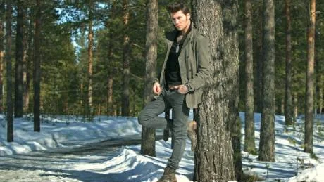 Brolle i sin nya, Elvisinspirerade frisyr i vårsolen utanför Luleå flygplats. "Mina frisyrer har bara formats av en slump.  Bort med ´Jr´, bort med luggen!", säger Brolle och skrattar.