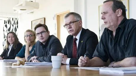 Samlad politisk front mot förslaget att flytta länsrätten från Luleå till Umeå. Från vänster Carola Lidén (c), Erika Josbrandt (kd), Thomas Olofsson (fp), Karl Petersen (s) och Börje Lööw (v).FOTO: Fredric Lundqvist