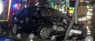 Kvinna och barn till sjukhus efter stolpkrasch