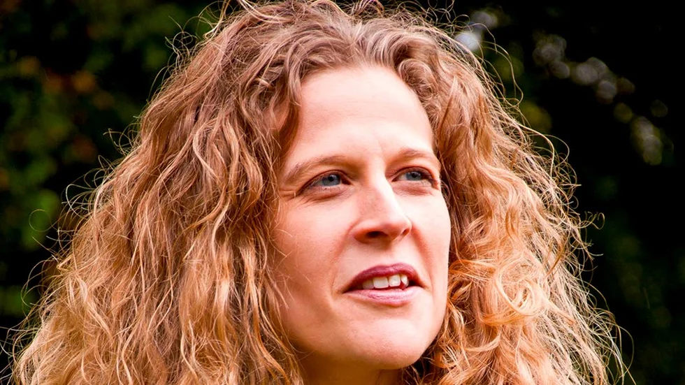 Anna Whitelock debuterar på svenska med en välskriven och väl underbyggd biografi om den engelska "Jungfrudrottningen, Elisabet I.