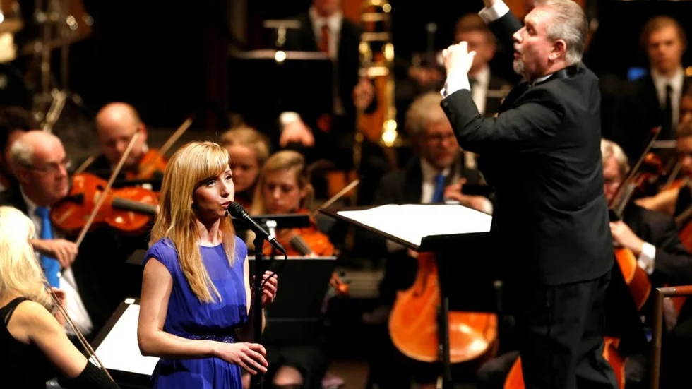 Solisten Sabina Zweiacker och dirigenten Gunnar Julin.