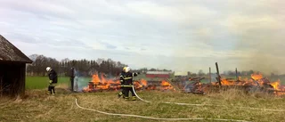 Ladugård totalförstörd i brand