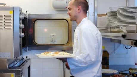 Marcus Lundberg är köksansvarig på Cape East, han tycker om att skapa egna rätter. "När en egen rätt serveras första gången, står jag och väntar, nå, vad tyckte de?"FOTO: linda danhall