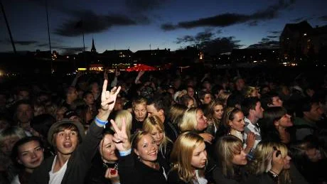 Det fanns inte en enda fri kvadratmeter på den stora parkeringen framför Södra hamnscenen när Lars Winnerbäck spelade. Omkring 15 personer fick lyftas ur publikhavet för att de hade blivit klämda. FOTO: Tobias Åkeblom