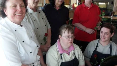 Många känslor i luften var det i samband med avtackningen. Marie Henriksson (i mitten) och från vänster Ewa Andersson, Kicki Bergdahl, Ann-Britt Johansson, Ulla Karppinen och Ida Larson.