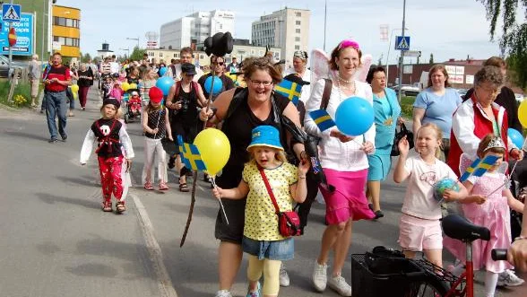Det fanns gott om olika stilar när Bodens karnevalståg tågade genom sta´n för vidare färd till Bodens nya arena.

FOTO: LENA LEFFLER