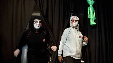 Skuggdans till spökmusik bjuder Margareta Olofsson och Elsbeth Selberg-Dahlström på.