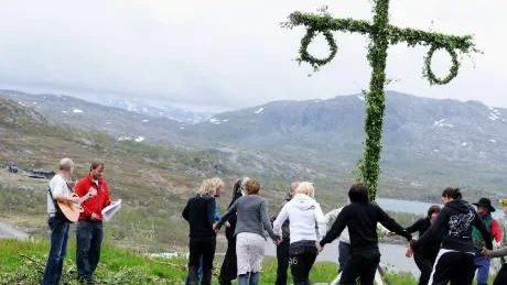 Några tappra själar trotsade vädret och dansade runt stången i Riksgränsen.FOTO: HANS L. OLOFSSON
