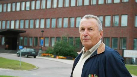 Ett rött Kiruna. Det vill Arne Kaati från Kirunapartiet ha och därför gillar han idén med att upplösa Kirunapartiet och låta det upptas av socialdemokraterna istället. FOTO: Lina Norberg Juuso