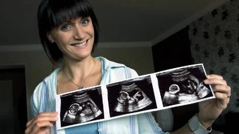 Ultraljudsbilderna på babyn är Stinas käraste ägodel idag. Hon grät av glädje när hon fick se sin baby              för första gången.