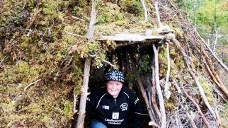 Kolla in kojan som eleven Jens Wärnberg, 10, byggt ihop med skolbarnen på Bredåkers skola mitt ute i skogen under lägerskolan. FOTO: LENA LEFFLER



FOTO: LENA LEFFLER