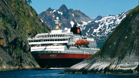 Hurtigruten befinner sig på ett ekonomiskt grund. Nu väntar färre hamnanlöp och kanske avkortad rutt. FOTO: Jessica Payne