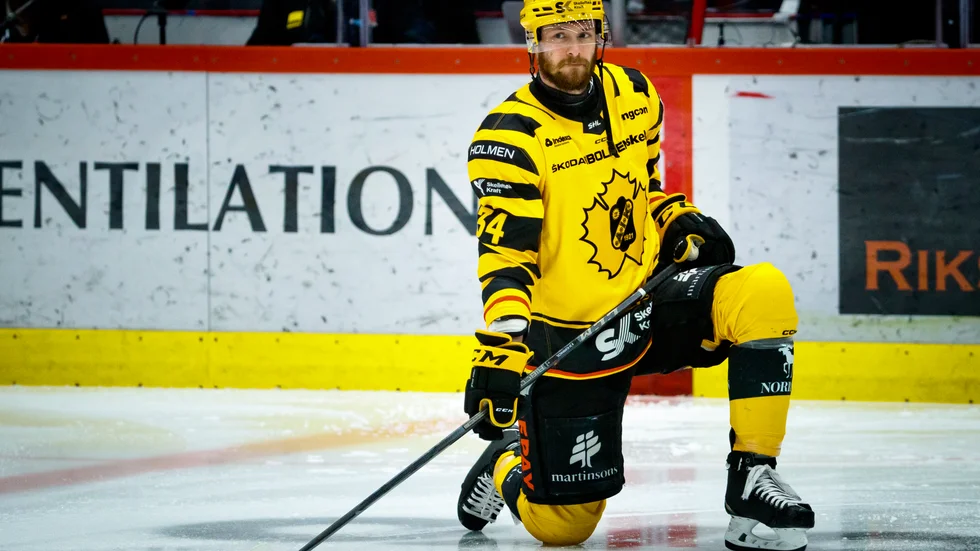 Tom Kühnhackl tränade inte under fredagen och är ett frågetecken inför finalserien mot Växjö. Nedsläpp 15.15 i Vida arena under lördagen.