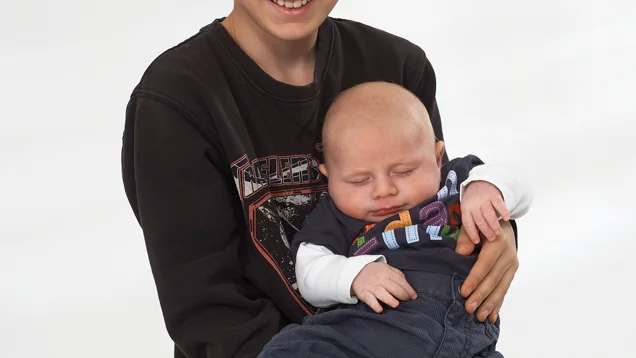 Chamiran Chabo Simsek och Yuhan Simsek, Motala, fick den 10/10 en son som heter Numan Lukas. Längd 52 cm, vikt 3 630 g. Storebror heter Peter och är snart 12 år.