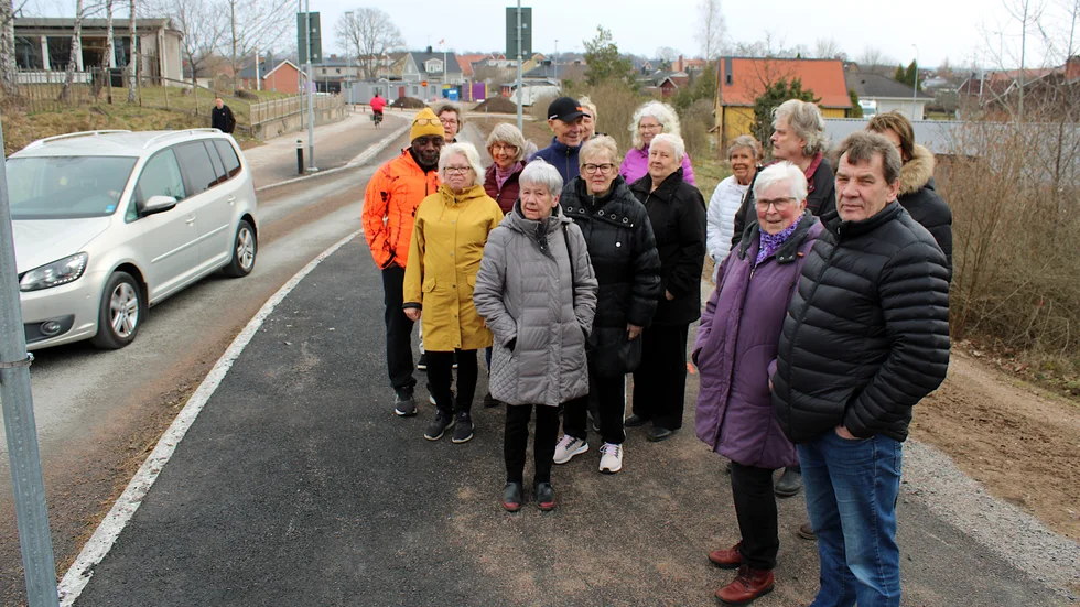 Massam Kinuka, Ann-Britt Sölling, Eva Svedberg, Ann Persson, Carina Anemyr, Tommy Anemyr, Berit Davidsson, Per-Åke Lagström, Monica Anemyr, Yvonne Lindgren, Kristina Andersson, Olle Andersson, Anita Alnemo, Tarja Engström och Mona Bäckman var några av Ekebergsborna som samlades för att protestera mot ombyggnaden av Aspedalsgatan.