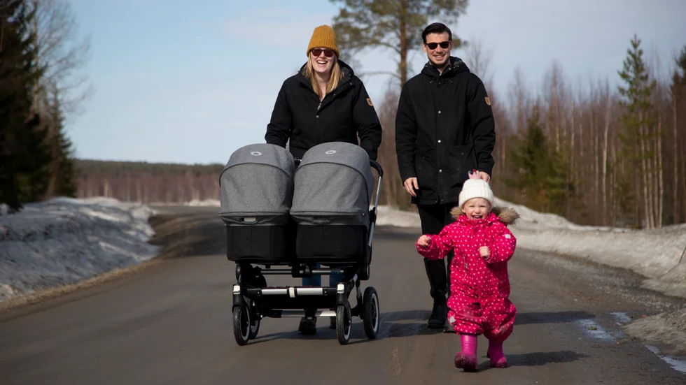 Monica Schots och Dirk Schots med barnen Tess och de nyfödda tvillingarna Lotte och Emma flyttade från Ersnäs till Rosfors för tre veckor sedan. Nu ser de fram emot att lära känna omgivningen. "Vi ville bo på landet där vi kan ha djur."