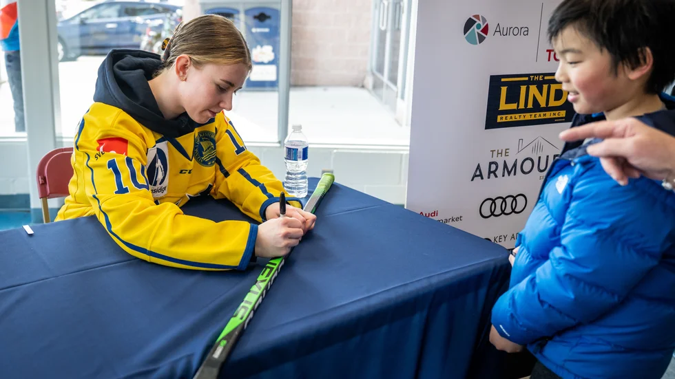Nathalie Lidman var med på Damkronornas förläger inför VM. Nu kallas backen från Piteå tillbaka till mästerskapet, och lär få skriva nya autografer i hockeytokiga Kanada. 