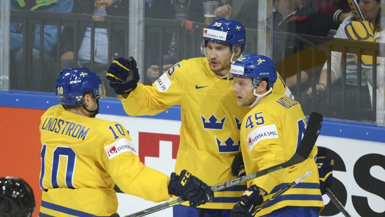 Mattias Sjögren (mitten) får mycket beröm för sin VM-insats.