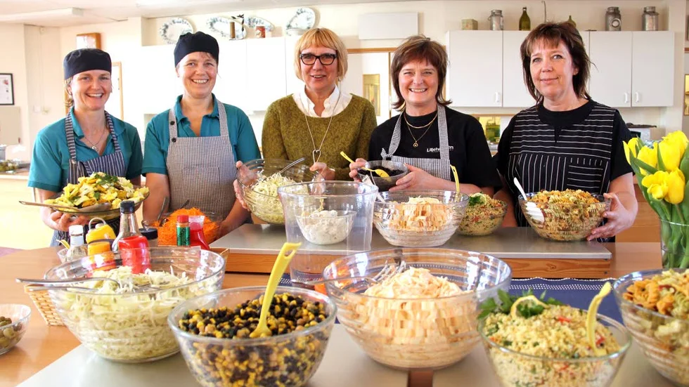 Dukat och klart. Anneli Carlsson, Karin Larsson, Marie Nordlander, Åsa Banck och Kristina Axelsson vet vad hungriga magar vill ha.