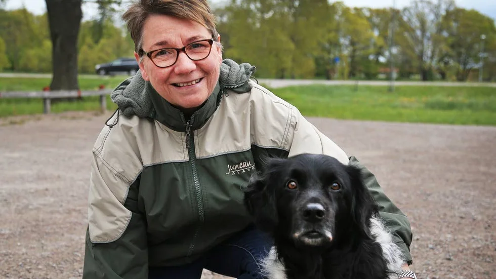 Eva Krysander med Ajax, 14 år, staby hound: – Det har varit
svårt att välja bland alla foder som finns, man vill ju ge honom
det bästa. Han har alltid fått kvalitetsfoder, oftast på rekommendation
från butikspersonalen. Nu får han ett ganska dyrt
specialfoder för äldre hundar som veterinären förordat.