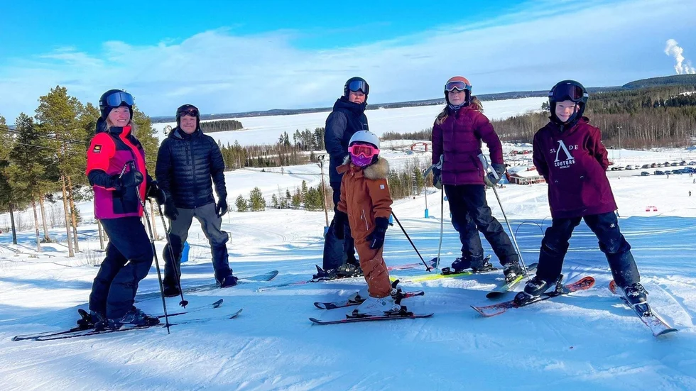 Föräldrarna Marie Dahlberg, Johan Eriksson och Claes Dahlberg samt barnen Thea Perdell, Emelia Dahlberg och Tyra Perdell är besvikna för att skidbacken på Lindbäcksstadion är stängd under delar av påsklovet. (Arkivbild)