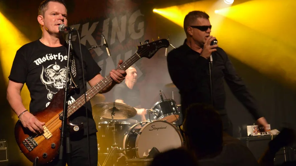 Peking Punk. Fippe (Philip Lalander), Qvarse (Jonas Qvarsebo) och Tompa (Thomas Kindblad) spelar i Linköping i kväll.