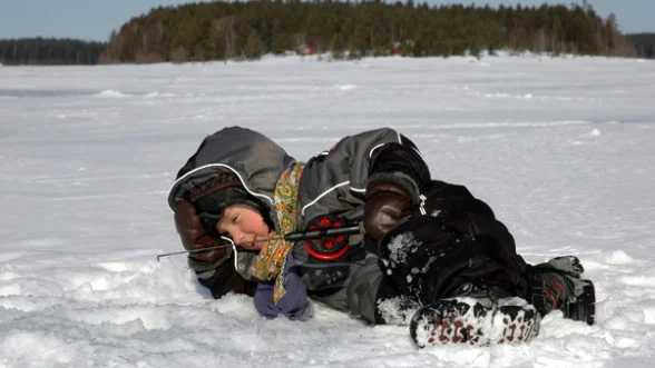 Ta med ditt barn på fiske. Emil Henriksson från Råneå är en duktig pimpelfiskare.