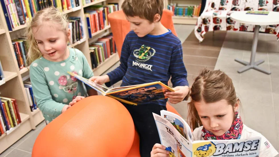SPORTLOVSLÄSNING. Syskonen Isabell, Max och Ebba tar sig en bokstund innan de ska testa bibliotekets sportlovsaktiviteter - tipsrunda och teckna till en utställning på temat Kul på vintern.