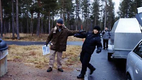 Den mordmisstänkte Toni Alldén vallas på rastplatsen Stenbron. "Oj, låt det här ta slut för fan", utbrister han mitt under pågående rekonstruktion av hans              möte med Carolin Stenvall den 12 september 2008.  Ett möte som kom att leda till hennes död. foto: polisen