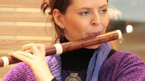 Inga Merete Oudenstad spelar traversflöjt. Foto: Ida Folkesson