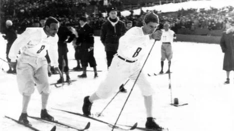 Nils Täpp växlar över till Sigurd Andersson som körde andra sträckan vid OS-stafetten 1952 i Oslo. Sverige blev trea.