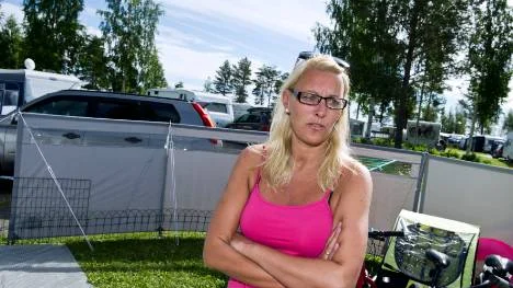 Tove Holm tycker att det rapporterats för mycket om Utöya i medierna. Hon tror folk behöver lugn och ro för att gå vidare.