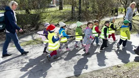 Kideus förskola på Porsön deltog i firandet av Förskolans dag och tågade i samlad tropp in i Stadsparken.