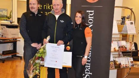 Charlotte Kalla fick som ambassadör för Framtidsbanken i Sparbanken nord dela ut ett stipendium på 20 000 kronor till sin allara första tränare Lars-Gunnar Pettersson. Längst till vänster Sparkankens nords chef i Gällivare, Hans Heikki.