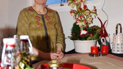 Lotta Rynbäck Andersson förverkligade sin dröm om att hålla på med mathantverk på heltid. Nu driver hon ett bärföretag i det egna huset i byn Puoltikasvaara. Det öppnade också för att hon kan bo kvar med familjen i byn.FOTO: Maria Ödalen